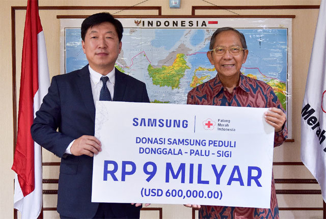 15일(현지 시간) 삼성전자 인도네시아 법인장 권재훈 상무(왼쪽)가 인도네시아 지진 피해 복구를 위해 인도네시아 적십자사 기난자르 카르타사스미타 부총재에게 성금을 전달하고 있다. 삼성전자 제공
