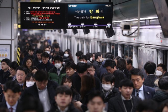 수도권 미세먼지 비상저감조치가 사흘 연속 발령된 올 1월18일, 서울 지하철 광화문역 플랫폼에서 마스크를 쓴 시민들이 출근하고 있다. 2018.1.18/뉴스1