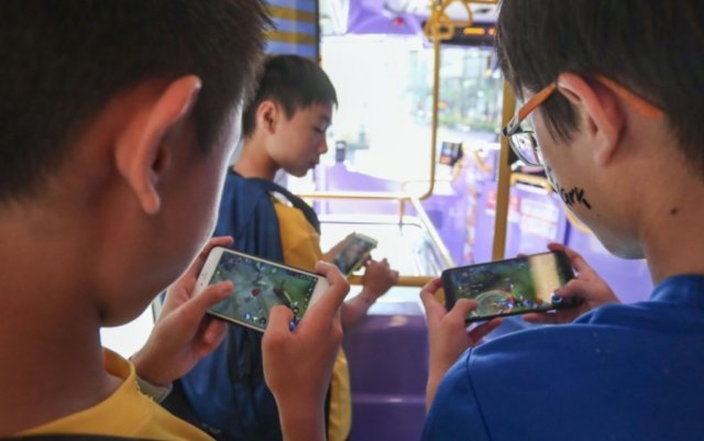중국의 학생들이 휴대폰으로 게임을 즐기고 있는 모습 - thepaper.cn 갈무리