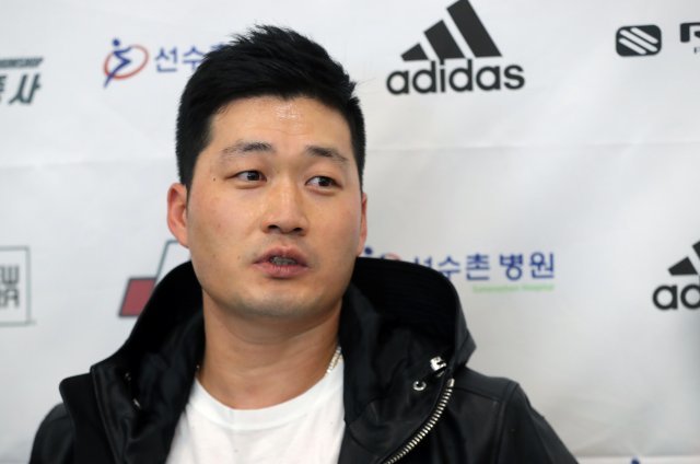 미국 프로야구 메이저리그 콜로라도 로키스의 오승환이 17일 오후 인천국제공항 제2여객터미널을 통해 귀국한 뒤 취재진과 인터뷰하고 있다. 오승환은 올해 정규시즌에서 총 73경기에 출전해 6승 3패 3세이브 21홀드 평균자책점 2.63을 기록했다. © News1