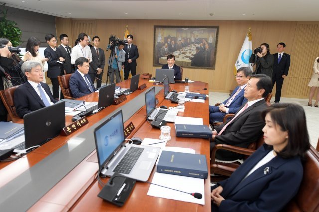 이주열 한국은행 총재가 18일 서울 중구 한국은행에서 열린 금융통화위원회 정례회의를 주재하고 있다. 한국은행 금융통화위원회는 이날 기준금리를 11개월 연속 연 1.50%로 유지했다. © News1