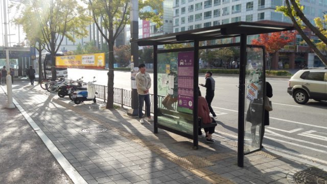 18일 오전8시 택시업계 파업으로 인해 경기 수원시청 인근 택시정류장이 한산한 모습을 보이고 있다. © News1