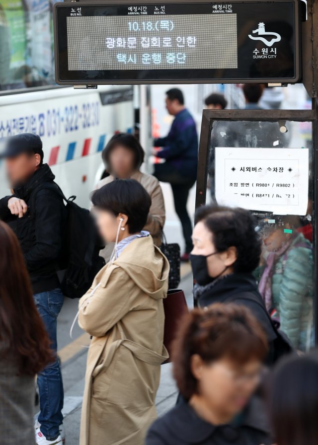 18일 오전 경기도 수원시 팔달구 수원역 앞 버스정류장 전광판에 택시 운행 중단을 알리는 문구가 표시되고 있다. 전국 택시기사들은 카카오모빌리티의 카풀서비스가 사회·경제적 약자인 택시종사자의 생존권 침해한다며 이날 오전 4시부터 24시간 운행 중단에 들어갔다. 2018.10.18/뉴스1 © News1