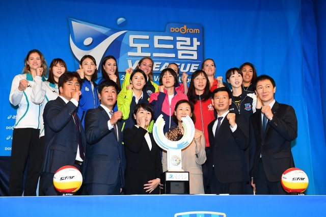 여자배구 6개 팀 감독과 선수들은 18일 서울 강남구 청담동 리베라호텔에서 열린 도드람 2018-2019 V-리그 여자부 미디어데이에서 시즌을 시작하는 각오를 밝혔다.(KOVO 제공)