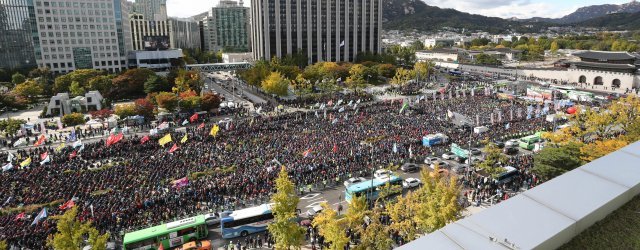 카카오가 도입한 카풀 서비스에 반발하는 택시업계 종사자들이 18일 서울 광화문광장에서 ‘택시 운행질서 확립 캠페인, 택시 생존권 사수 결의대회’를 열고 구호를 외치고 있다. 택시업계는 최근 카카오모빌리티가 출시한 운전자용 카풀 애플리케이션 ‘카카오T 카풀 크루’에 대해 강력히 반발하고 있다. © News1