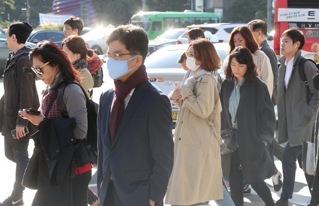12일 오전 서울 광화문네거리에서 두꺼운 옷을 입은 직장인들이 출근하고 있다. . 2018.10.12/뉴스1 © News1