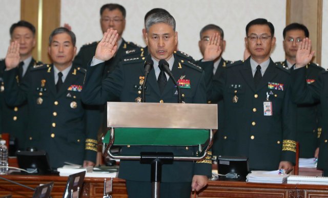 김용우 육군참모총장이 18일 충남 계룡대에서 열린 국회 국방위원회의 육군본부 국정감사에서 증인 선서를 하고 있다. © News1