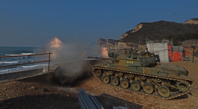 서북도서 및 동-서해 일대에 대규모 해상사격훈련이 열린 지난 2016년 2월4일 해병대6여단 M-48 전차가 해상표적을 향해 백령도 해안진지에서 90mm 포탄을 발사하고 있다. (합참 제공) 2016.2.4/뉴스1
