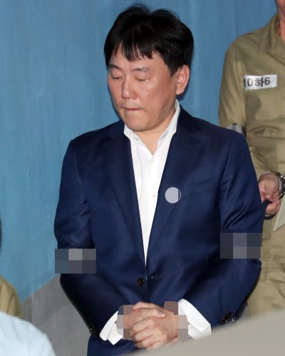 회삿돈 80억여원을 빼돌린 혐의로 재판에 넘겨진 프로야구 넥센 히어로즈의 구단주 이장석 전 서울 히어로즈 대표이사가 19일 서울 서초구 서울중앙지방법원에서 열린 특정경제범죄 가중처벌법강 사기 등 항소심 선고 공판에 출석하고 있다. 2018.9.19/뉴스1 © News1