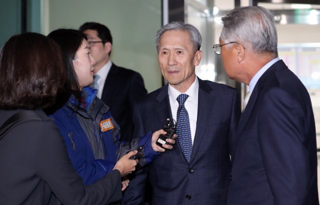 김관진 전 청와대 국가안보실장이 18일 오후 서울동부지검에서 조사를 마치고 귀가하고 있다. 국군기무사령부의 촛불집회 계엄령 검토 문건작성 의혹을 수사 중인 군·검 합동수사단은 이날 한민구 전 국방부장관과 김관진 전 청와대 국가안보실장을 소환했다. 2018.10.18/뉴스1 © News1