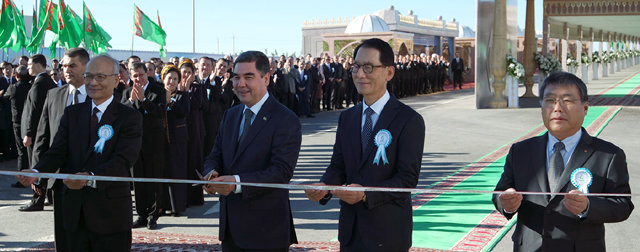 투르크멘 대통령 등 고위급 인사 총출동 17일(현지 시간) 투르크메니스탄 키얀리에서 열린 에탄 크래커 및
 폴리에틸렌·폴리프로필렌 생산 플랜트 준공식에서 구르반굴리 베르디무함메도프 투르크메니스탄 대통령(왼쪽에서 두 번째), 성상록 
현대엔지니어링 사장(오른쪽에서 두 번째), 송치호 LG상사 사장(오른쪽), 마사아키 야마구치 도요엔지니어링 회장(왼쪽)이 리본을 
자르고 있다. 현대엔지니어링 제공