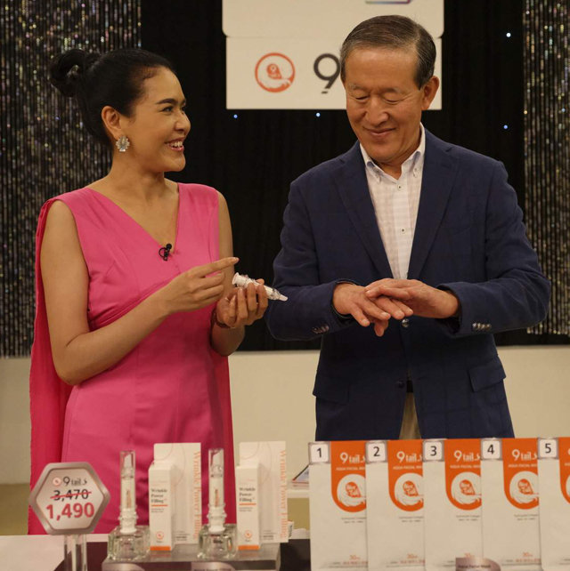 허창수 GS그룹 회장이 17일 태국 현지 합작 홈쇼핑회사 ‘트루GS’의 스튜디오를 방문해 한국 중소기업이 수출한 주름 개선 제품을 손에 바르고 있다. GS 제공