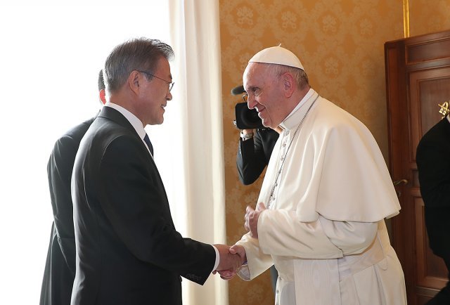 문재인 대통령이 18일 오후(현지시간) 바티칸 교황청을 방문해 프란치스코 교황과 대화하고 있다.(청와대 제공) 뉴스1