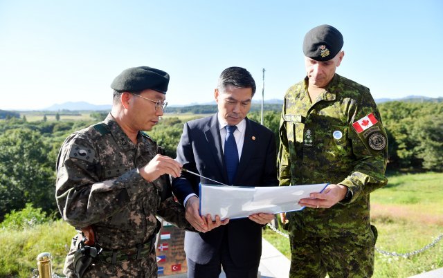 정경두 국방부장관이 민족 최대 명절 추석인 24일 판문점 공동경비구역(JSA) 경비대대를 방문, JSA 비무장화 계획을 보고 받고 있다. (국방부제공) /뉴스1