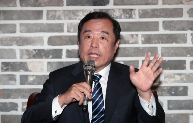 김병준 자유한국당 비상대책위원장이 19일 오전 대전 중구 대흥동 필링스 카페에서 열린 기자간담회에서 기자들 질의에 답하고 있다. 2018.10.19/뉴스1 © News1