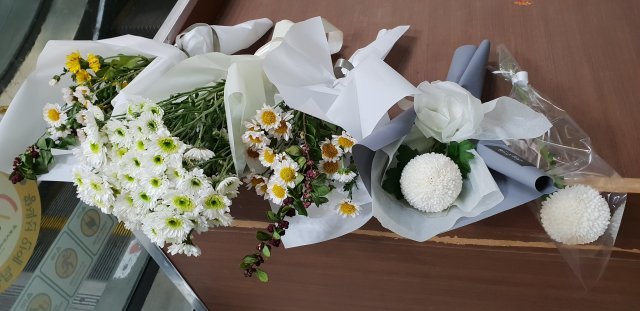 살인사건이 일어난 서울 강서구 외발산동의 한 PC방 현장 주변에 국화꽃이 놓여있다. © News1