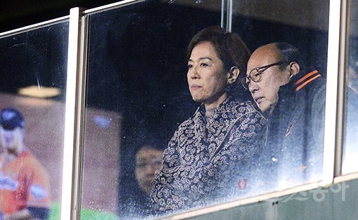 19일 대전 한화생명이글스파크에서 한화이글스와 넥센히어로즈가 맞붙는 ‘2018 신한은행 MY CAR KBO리그‘ 준플레이오프 1차전이 열렸다. 한화그룹 김승연 회장(오른쪽)이 야구장을 찾아 관전을 하고 있다. 대전｜김종원 기자 won@donga.com