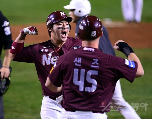 19일 대전 한화생명이글스파크에서 한화이글스와 넥센히어로즈가 맞붙는 ‘2018 신한은행 MY CAR KBO리그‘ 준플레이오프 1차전이 열렸다. 4회초 무사 2루 넥센 박병호(왼쪽)가 좌월 선제 투런 홈런을 날리고 그라운드를 돌아 홈인해 하이파이브 하고 있다. 대전｜김종원 기자 won@donga.com