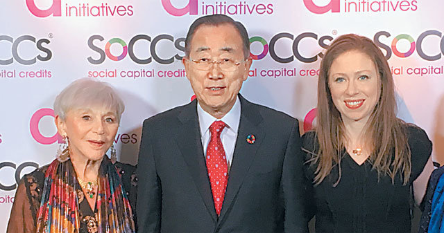 18일(현지 시간) 제2회 ‘반기문 여성 권익상’을 수상한 첼시 클린턴(오른쪽)과 수전 블로스타인(왼쪽), 그리고 시상자로 나선 반기문 전 유엔사무총장(가운데). 유엔 주재 대표부 제공