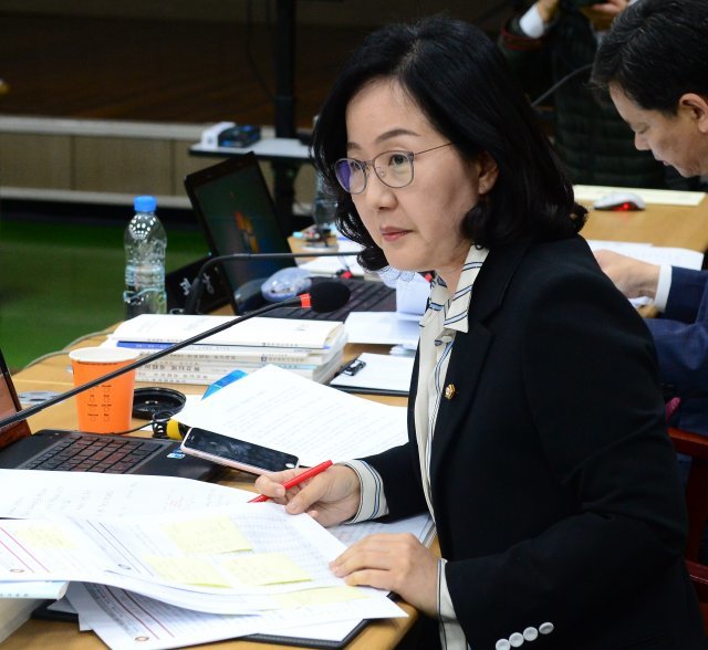 김현아 자유한국당 의원이 19일 오전 경남 창원시 경남도교육청에서 열린 ‘2018년도 국회 교육위원회 국정감사’에서 시도 교육감들에게 질의하고 있다. 2018.10.19/뉴스1 © News1