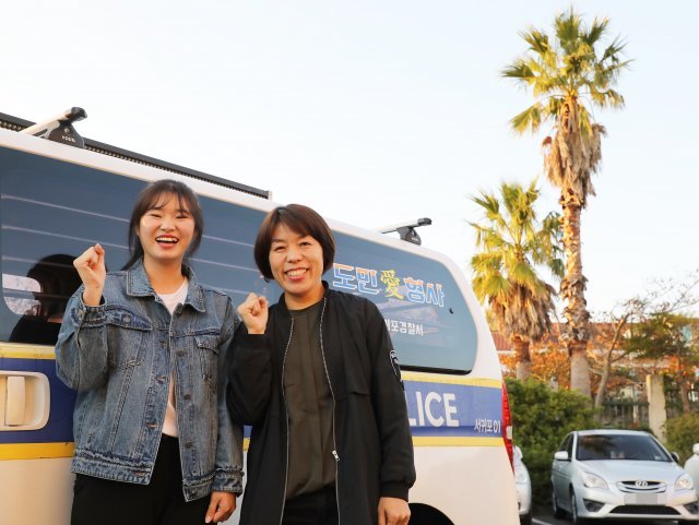 지난 19일 서귀포경찰서 앞에서 김미경 형사(43·오른쪽)와 조다솜 형사(24·왼쪽)가 환하게 웃고 있다. 2018.10.21/뉴스1
