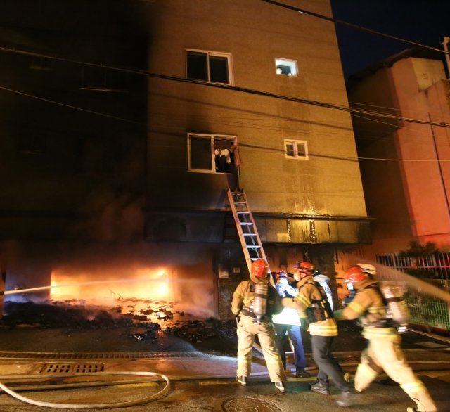 경남소방본부 대원들이 지난 20일 오후 7시42분쯤 경남 김해시 서상동 원룸에서 불이나 주민들을 구조하고 있다.(경남소방본부 제공)© News1
