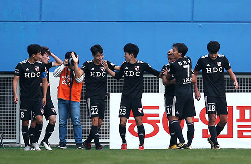 21일 대전월드컵경기장에서 열린 대전시티즌과 부산아이파크의 KEB하나은행 K리그2 2018 33라운드 경기는 승격 전쟁으로 뜨거운 관심을 모았다. 1-0으로 승리한 부산 선수들이 후반 26분 호물로(오른쪽 세 번째)의 결승골이 터진 뒤 기뻐하고 있다. 사진제공｜한국프로축구연맹