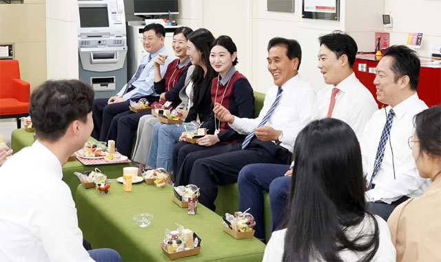 BNK금융그룹 김지완 회장(앞줄 오른쪽에서 세 번째)이 8일 BNK부산은행 용호동지점을 방문해 직원들과 다과를 나누며 소통하고 있다. BNK금융그룹 제공