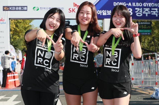 뉴발란스(NB) 마케팅팀 직원들이 21일 열린 경주국제마라톤대회에서 10km 코스를 완주한 뒤 환하게 웃고 있다. 경주=박영대 기자 sannae@donga.com