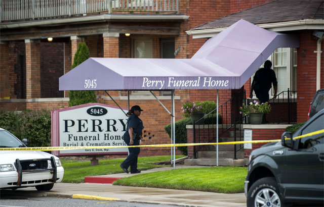 19일 63구의 태아와 영아 시신이 발견된 미국 미시간주 디트로이트의 페리 장례식장에서 경찰이 폴리스라인을 설치하고 조사를 하고 있다. 경찰은 이 장례식장을 즉각 폐쇄하고 영업면허도 정지시켰다. 디트로이트=AP 뉴시스