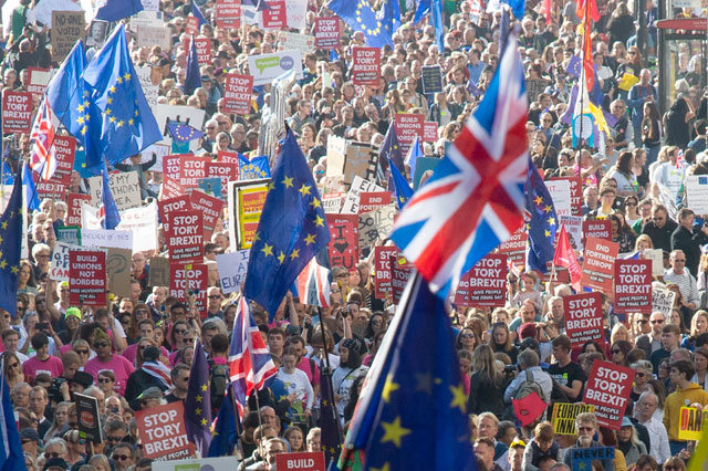“브렉시트 철회하라” 약 70만 명으로 추산되는 영국 시민들이 20일 런던 거리로 몰려나와 
‘브렉시트(영국의 유럽연합 탈퇴)’ 최종 합의안에 대해 “국민투표를 실시하라”고 요구하고 있다. 젊은층이 대부분인 이들은 
‘2016년 국민투표로 가결된 브렉시트를 다시 국민투표로 무효화하는 반전’을 기대하고 있다. 런던=AP 뉴시스