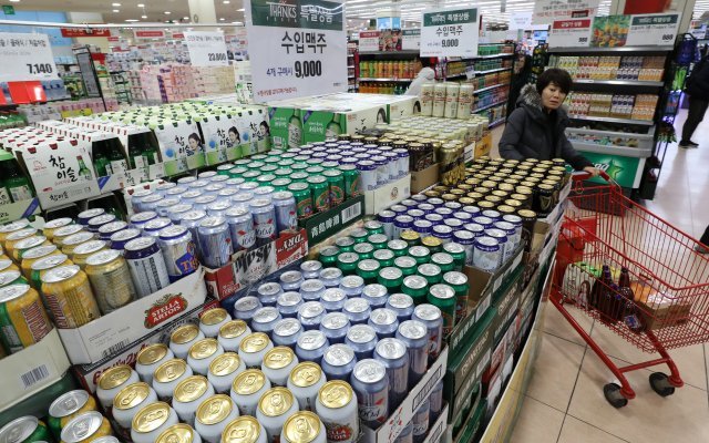 서울 시내의 한 대형마트에서 한 소비자가 수입맥주를 고르고 있다. /뉴스1 © News1