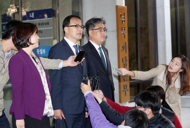 남북 산림협력분과회담에 참석하는 남측대표단 김훈아 통일부 과장(왼쪽부터), 박종호 산림청 차장, 임상섭 산림청 산림산업정책국장이 22일 오전 서울 종로구 삼청동 남북회담본부를 나서며 취재진 질문에 답하고 있다. 2018.10.22/뉴스1 © News1