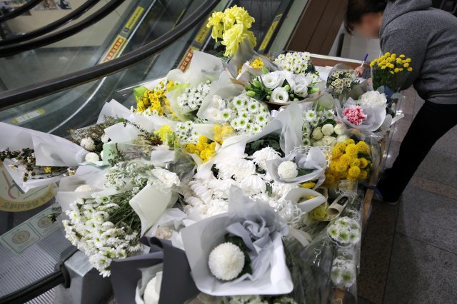 21일 서울 강서구 내발산동의 한 PC방 앞에서 한 시민이 흉기 살인사건으로 희생된 아르바이트생을 추모하는 메시지를 적고 있다. 2018.10.21/뉴스1 © News1