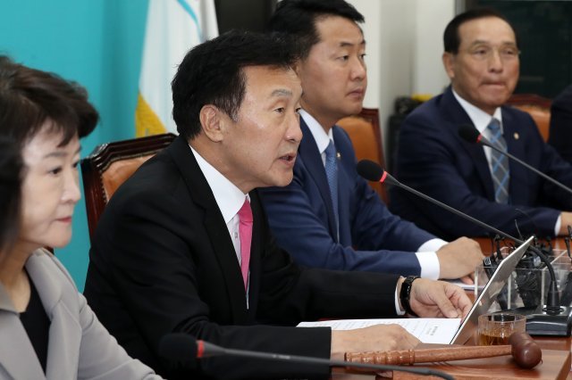 손학규 바른미래당 대표가 22일 오전 서울 여의도 국회에서 열린 최고위원회의에 참석해 모두발언을 하고 있다. 2018.10.22/뉴스1 © News1