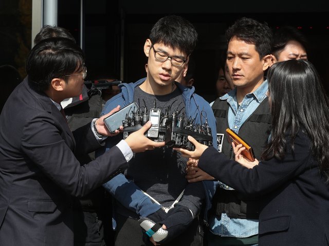 PC방 아르바이트생을 살해한 혐의로 구속된 피의자 김성수(29)가 22일 오전 정신감정을 받기 위해 서울 강서경찰서에서 국립법무병원 치료감호소로 이송되고 있다. 2018.10.22/뉴스1 © News1