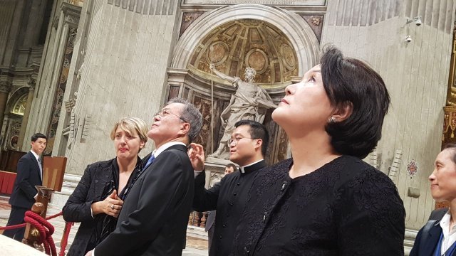 청와대가 문재인 대통령과 부인 김정숙 여사의 유럽 순방 B컷을 22일 공개했다. 문 대통령 내외가 바티칸 성 베드로 성당 내부를 둘러보고 있다. 2018.10.22. (사진=청와대 제공)