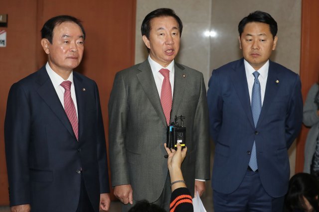 장병완 민주평화당 원내대표(왼쪽부터), 김성태 자유한국당 원내대표, 김관영 바른미래당 원내대표가 22일 오전 서울 여의도 국회에서 기자회견을 갖고 서울교통공사 고용세습 취업비리에 대한 국정조사를 촉구하고 있다. 2018.10.22/뉴스1 © News1