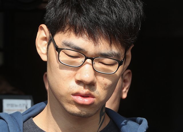 PC방 아르바이트생을 살해한 혐의로 구속된 피의자 김성수(29)가 22일 오전 정신감정을 받기 위해 서울 양천경찰서에서 국립법무병원 치료감호소로 이송되고 있다. 2018.10.22/뉴스1 © News1