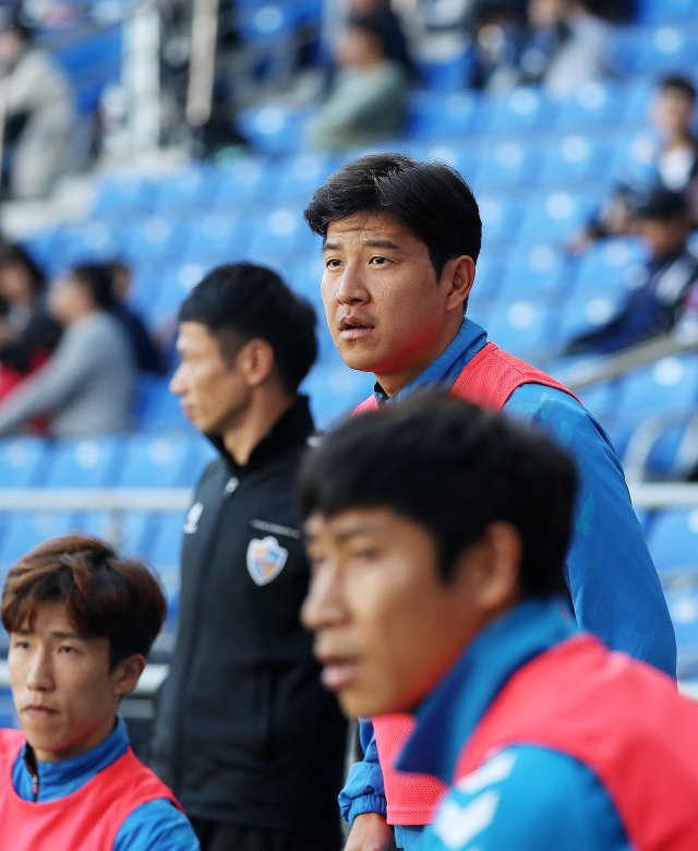 20일 울산 문수월드컵경기장에서 열린 프로축구 KEB하나은행 K리그1 2018 33라운드 울산현대와 강원FC의 경기 전반 울산 박주호가 경기장 밖에서 몸을 풀고 있다. © News1