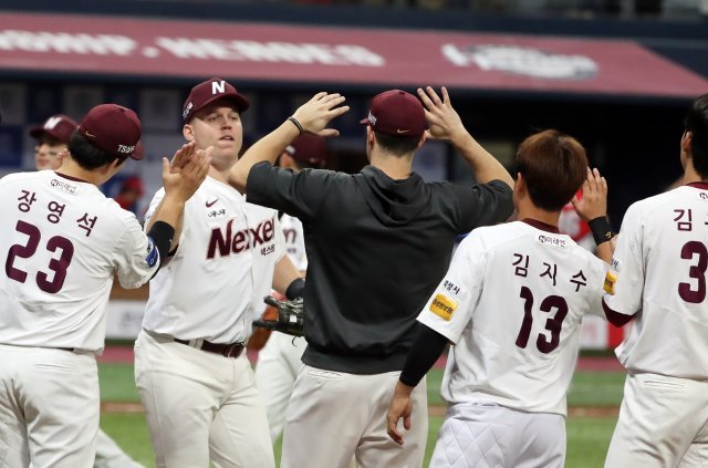 넥센 히어로즈 선수들이 홈 구장 고척스카이돔에서 승리한 뒤 기뻐하고 있다. /뉴스1 DB © News1