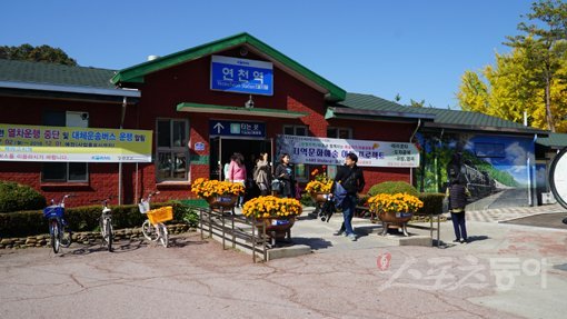 한가로운 정취를 느낄 수 있는 연천역은 드라마나 뮤직비디오에 등장함직한 예쁘장한 모습으로 오가는 사람들을 반기고 있다. 연천｜김재범 기자 oldfield@donga.com