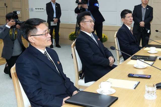 22일 오전 개성 남북공동연락사무소에서 북측대표단 최봉환 국토환경보호성 산림총국 부국장(왼쪽부터), 단장인 김성준 국토환경보호성 산림총국 부총국장, 손지명 민족경제협력위원회 참사가 참석한 가운데 남북 산림협력분과회담이 진행되고 있다. © News1 사진공동취재단