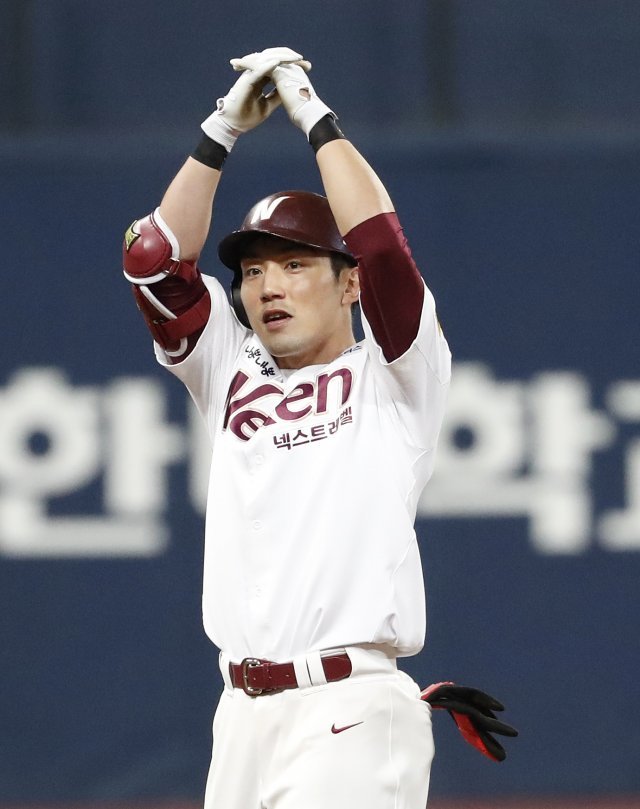 22일 오후 서울 구로구 고척스카이돔에서 열린 2018 프로야구 신한은행 마이카 KBO리그 포스트시즌 준플레이오프 3차전 넥센히어로즈와 한화이글스의 경기에서 5회말 넥센 공격 원아웃 주자 2루 상황에서 서건창이 1타점 적시타를 치고 기뻐하고 있다. © News1