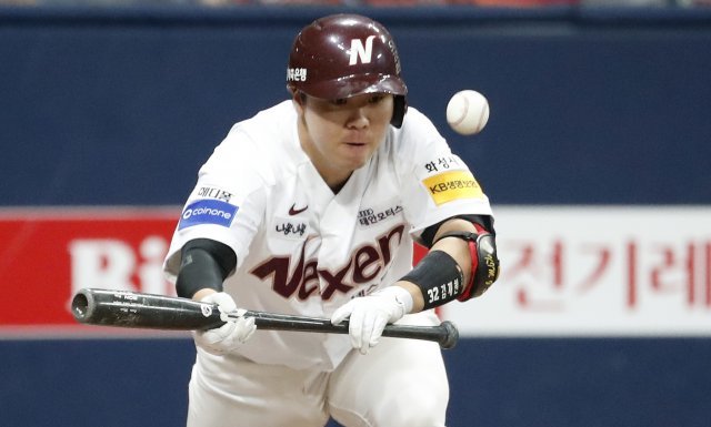 22일 오후 서울 구로구 고척스카이돔에서 열린 2018 프로야구 신한은행 마이카 KBO리그 포스트시즌 준플레이오프 3차전 넥센히어로즈와 한화이글스의 경기에서 5회말 넥센 공격 주자 1루 상황에서 김재현이 희생 번트를 대고 있다. © News1