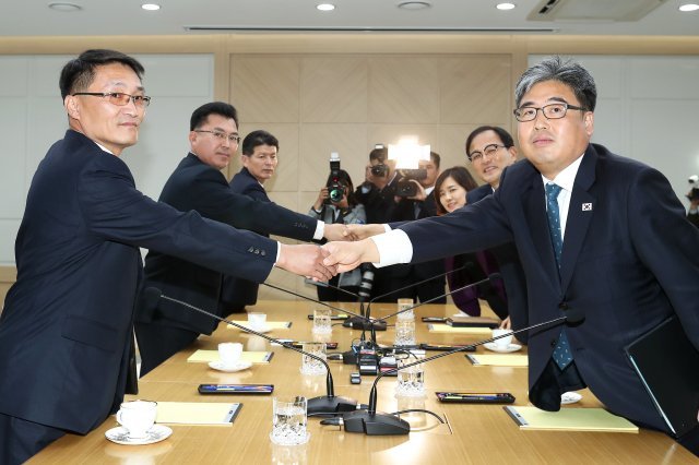 22일 오전 개성 남북공동연락사무소에서 열린 남북 산림협력분과회담에 양측 대표단이 악수하고 있다. 오른쪽부터 남측 임상섭 산림청 산림산업정책국장, 박종호 산림청 차장, 김훈아 통일부 과장. 왼쪽부터 북측 최봉환 국토환경보호성 산림총국 부국장, 단장인 김성준 국토환경보호성 산림총국 부총국장, 손지명 민족경제협력위원회 참사. © News1 사진공동취재단