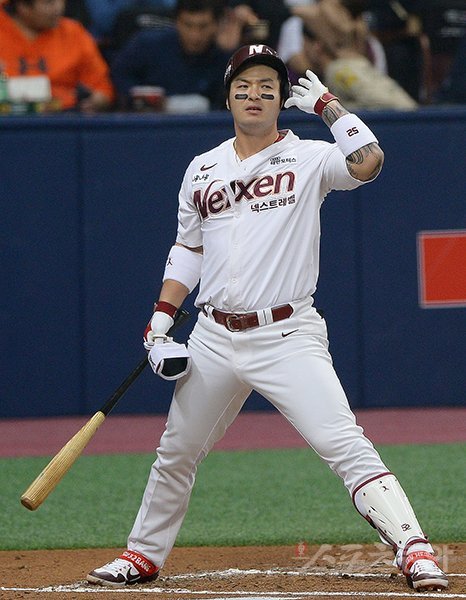 22일 서울 고척스카이돔에서 ‘2018 신한은행 MY CAR KBO리그 포스트시즌’ 준플레이오프 3차전 한화 이글스와 넥센 히어로즈의 경기가 열렸다. 1회말 2사 넥센 박병호가 삼진아웃을 당한 후 아쉬워하고 있다. 고척｜김진환 기자 kwangshin00@donga.com