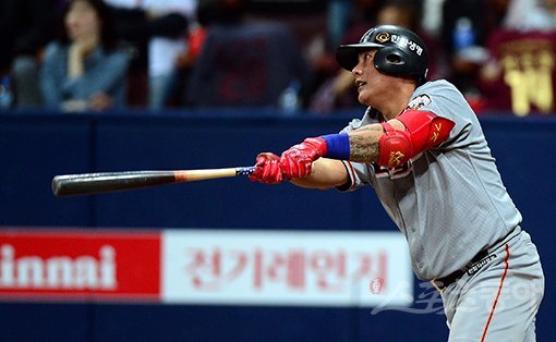 22일 서울 고척스카이돔에서 ‘2018 신한은행 마이카 KBO리그‘ 넥센 히어로즈와 한화 이글스의 준플레이오프 3차전 경기가 열렸다. 9회초 1사 1루에서 한화 김태균이 1타점 2루타를 날리고 있다. 고척｜김민성 기자 marineboy@donga.com