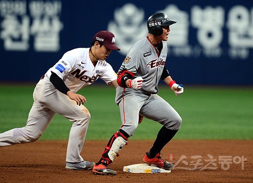 22일 서울 고척스카이돔에서 ‘2018 신한은행 마이카 KBO리그‘ 넥센 히어로즈와 한화 이글스의 준플레이오프 3차전 경기가 열렸다. 5회초 무사에서 한화 하주석(오른쪽)이 2루타를 치고난 뒤 환호하고 있다. 고척｜김민성 기자 marineboy@donga.com