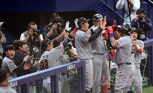 22일 서울 고척스카이돔에서 넥센 히어로즈와 한화 이글스가 맞붙는 ‘2018 신한은행 MY CAR KBO리그‘ 준플레이오프 3차전이 열렸다. 9회초 1사 1루 한화 김태균이 역전 1타점 중전 2루타를 치고 대주자와 교체된 후 더그아웃에서 하이파이브 하고 있다. 고척｜김종원 기자 won@donga.com